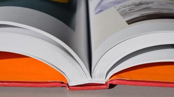 Libro abierto en primer plano.