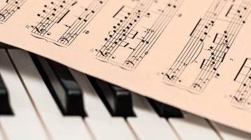 Partitura musical sobre un piano. 