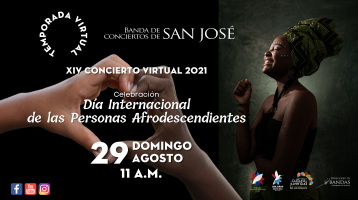 Mujer afrodescendiente sonriendo con dos manos de niños formando un corazón