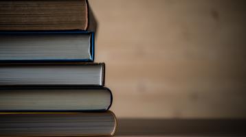 Libros apilados horizontalmente.