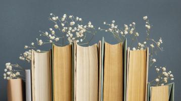 Libro con flores entre sus páginas.