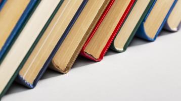 Composición de libros en diagonal. 