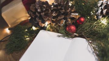Libro abierto con decoraciones navideñas.