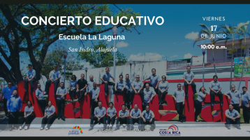 Foto de los músicos de Alajuela junto a escultura con el nombre de ALAJUELA