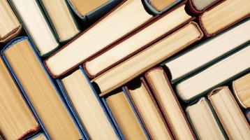 Composición de libros desde vista superior.