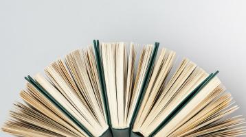 Composición de libros en semi círculo.