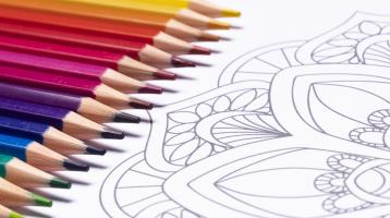 Lapices de color y dibujo de mandala.