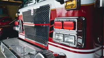 Parte frontal del camión de bomberos.