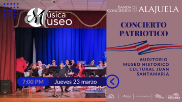 Foto de la Banda de Alajuela en Teatro con telón azul y cintillos con el color de la bandera