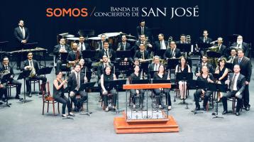 Foto con todos los músicos de la Banda de Conciertos de San José desde un escenario