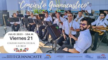 músicos de la banda sonriendo sentados con sus instrumentos