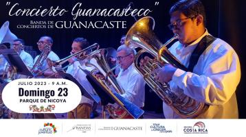 Músicos eufonistqas tocando de pie con fondo azul oscuro