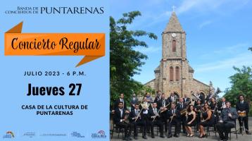 músicos con catedral de fondo