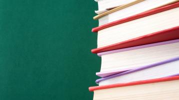 Fondo verde. A la derecha una columna de libros de colores.