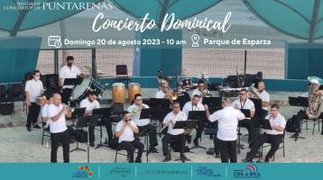 Músicos de la Banda de Puntarenas tocando al aire libre