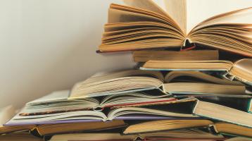 Composición de libros abiertos en forma triangular.