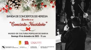 Foto de director musical con adornos navideños alrededor