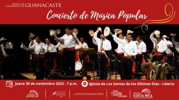 Músicos de la Banda de Guanacaste saludando con camisa blanca, pantalón negro y extendiendo sus chonetes mientas sonríen al público