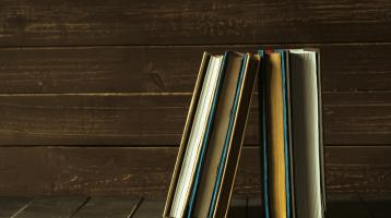 Fondo de madera. Libros organizados verticalmente. 