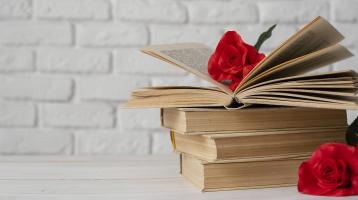Fondo blanco. Composición de libros con rosas. 
