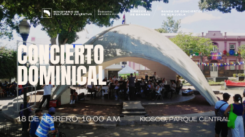 Foto del quiosco del parque central de Alajuela con los músicos de la Banda ejecutando su concierto rodeados de público