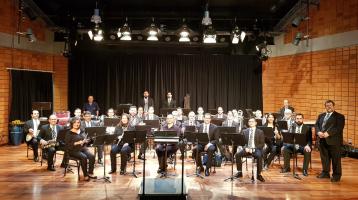 Foto de la Banda de Conciertos de Cartago en el auditorio del TEC vestidos muy elegantes