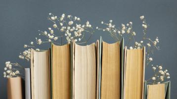 Composición de libros con flores. 