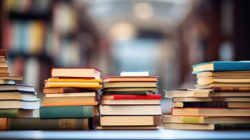 Libros en una biblioteca.
