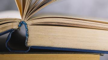 Libro abierto en primera plana.