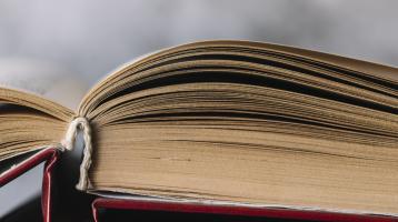 Libro abierto en primera plana. 