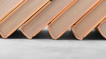 Vista frontal libros en posición diagonal. 