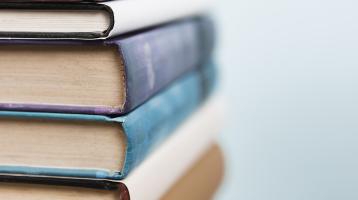 Torre de libros en vista frontal a la izquierda. 