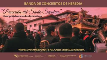 Fotografía de la Banda de Conciertos de Heredia acompañando el anda del Santo Sepulcro, imagen en tonos rosas de atardecer.