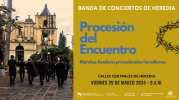 Fotografía de la Banda de Conciertos de Heredia marchando con fondo de la Iglesia Inmaculada