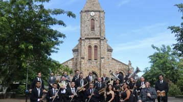 Ensamble de la Banda de Puntarenas con la catedral de fondo
