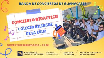 Foto de los músicos de la Banda sonriendo hacia la cámara en un espacio abierto