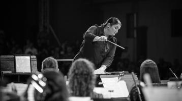Foto de la Maestra Pilar Redondo Vega dirigiendo
