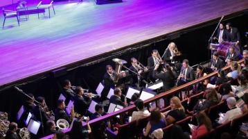 Foto de la Maestra Pilar Redondo Vega dirigiendo a la Banda en el Teatro Melico