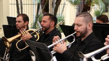 Foto de los músicos de la sección de trompetas
