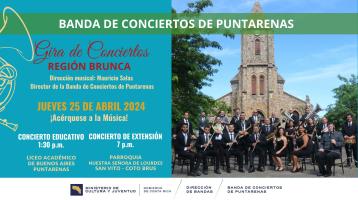 Foto de los músicos de la Banda vestidos muy elegantes con la catedral de Puntarenas al fondo