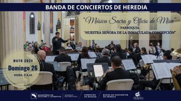 Foto del Maestro Andrés Porras dirigiendo a la Banda de Heredia dentro de la Iglesia Inmaculada de la Concepción