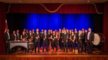 Foto de la Banda de Alajuela en un teatro