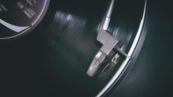 Una parte de un disco de vinilo en un tocadiscos