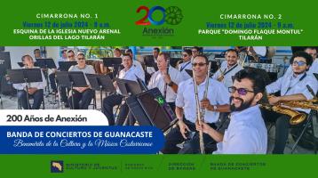 Músicos sentados con sus instrumentos y sonriendo a la cámara