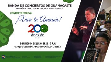 Foto del Maestro Ronald Estrada y de los músicos tocando