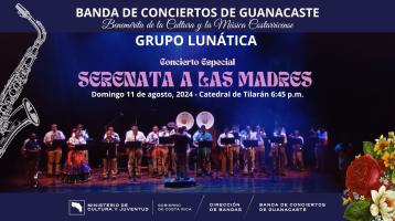 Foto de los músicos de la Banda entre un fondo azul y flores