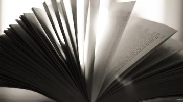 Un libro entre abierto