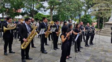 Músicos tocando en el Parque Nacional durante una ofrenda floral