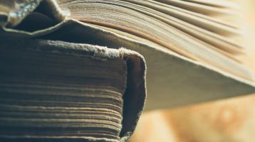 Parte de un libro abierto sobre otro libro cerrado