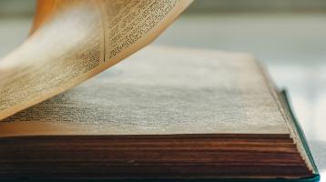 Libro con páginas abiertas